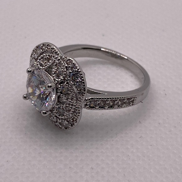 Vintage Inspired Zircon Ring - Picture 3 of 3